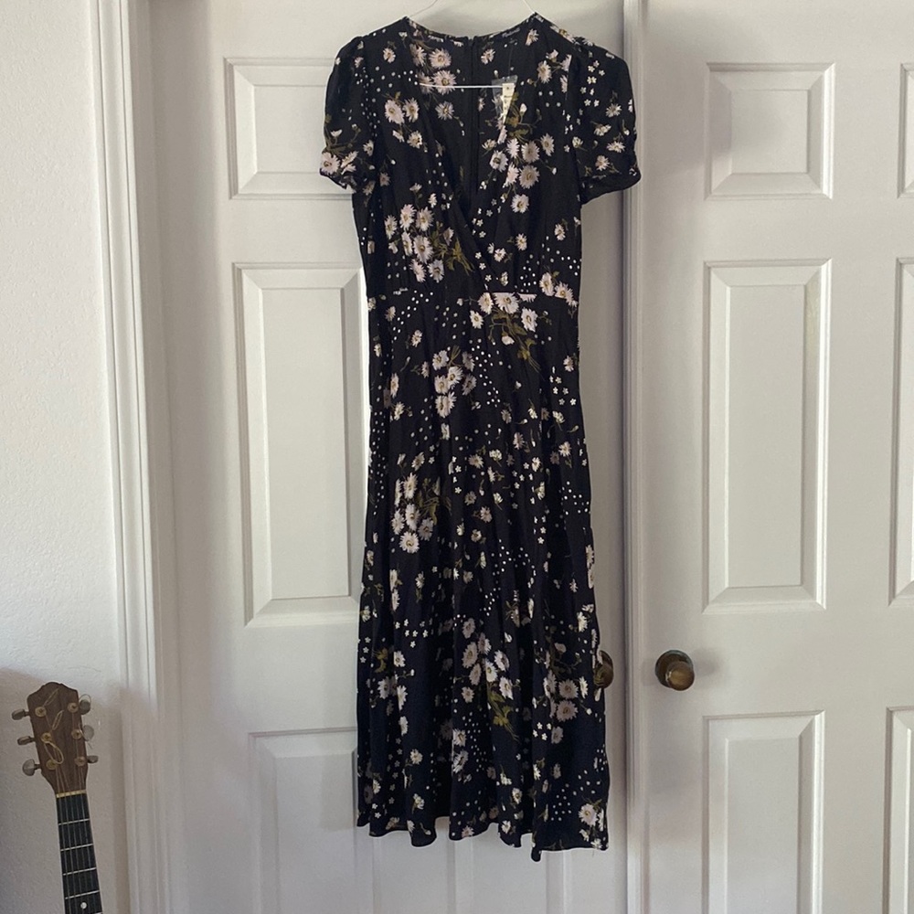 Beautiful Madewell midi dress! It’s feminine and graceful. Never worn!!